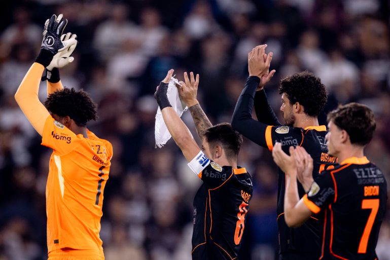 Corinthians derrota Platense na Libertadores na estreia de Diniz