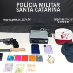 Dupla rouba carro, obriga vítima a fazer PIX e acaba presa após acidente em Itajaí