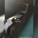 Dois homens ficam feridos após carro sair da pista em Brusque