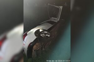 Dois homens ficam feridos após carro sair da pista em Brusque