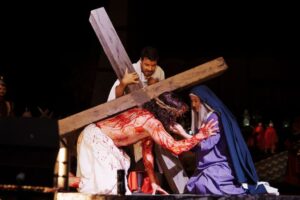 Espetáculo da Paixão de Cristo reúne milhares em Guabiruba