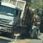 VÍDEO – Carro fica prensado entre caminhões após tentativa de ultrapassagem em rodovia de SC