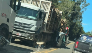 VÍDEO – Carro fica prensado entre caminhões após tentativa de ultrapassagem em rodovia de SC