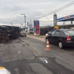Caminhão tomba após colidir em mureta na rodovia Antônio Heil
