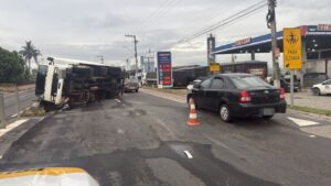 Caminhão tomba após colidir em mureta na rodovia Antônio Heil