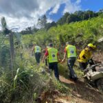 Homem fica ferido após carro capotar e parar em ribanceira de 30 metros em Gaspar