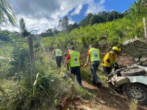 Homem fica ferido após carro capotar e parar em ribanceira de 30 metros em Gaspar