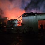 Fogo atinge estrutura próxima a posto de combustíveis e mobiliza força-tarefa em Timbó