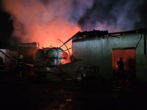 Fogo atinge estrutura próxima a posto de combustíveis e mobiliza força-tarefa em Timbó