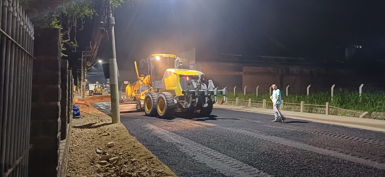 Avenida Primeiro de Maio passa por intervenção de reperfilagem asfáltica