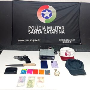 Dupla rouba carro, obriga vítima a fazer PIX e acaba presa após acidente em Itajaí