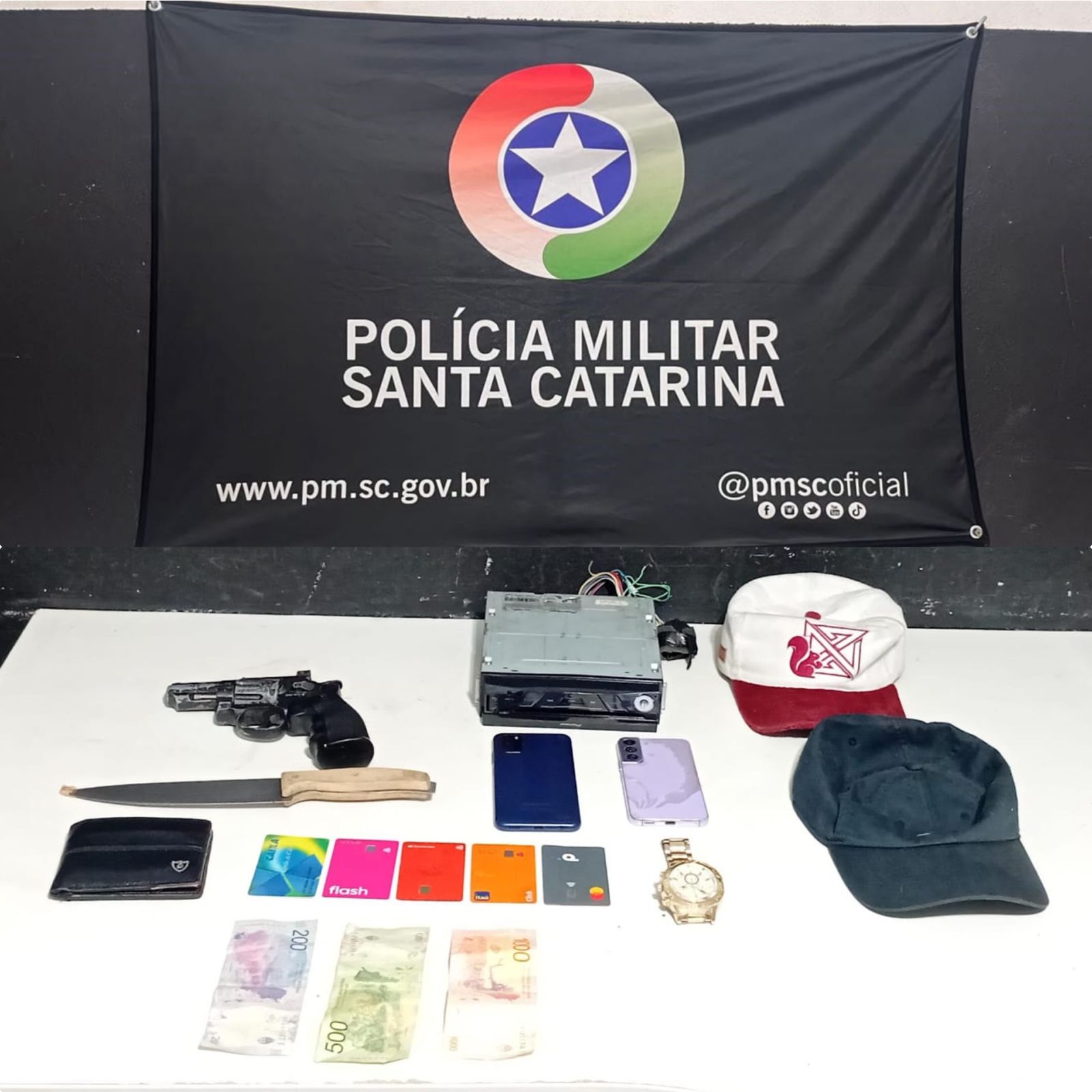 Dupla rouba carro, obriga vítima a fazer PIX e acaba presa após acidente em Itajaí