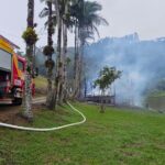 Incêndio destrói casa de madeira em chácara de Guabiruba