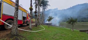 Incêndio destrói casa de madeira em chácara de Guabiruba