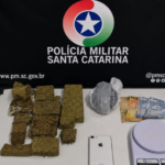 Casa usada para tráfico em frente a creche é alvo de apreensão de 1,7 kg de maconha