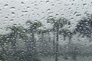Frente fria provoca temporais isolados e queda nas temperaturas em SC