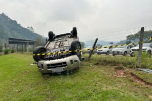 AGORA: Capotamento mobiliza órgãos de segurança em Guabiruba