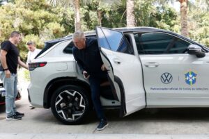 Neymar não treina em apresentação e preocupa a duas semanas da Copa