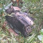 Motorista escapa sem ferimentos após carro cair em barranco