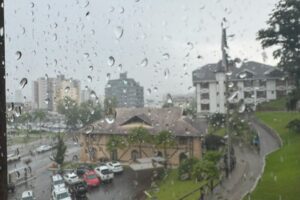 Alerta Defesa Civil: fim de semana deverá ser de chuva em Brusque