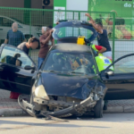Colisão entre carro e caminhão deixa mulher presa às ferragens