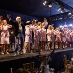 Havan encanta público no chá da Rede Feminina com desfile e show de Moacyr Franco em Brusque