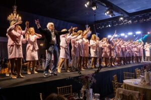 Havan encanta público no chá da Rede Feminina com desfile e show de Moacyr Franco em Brusque