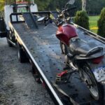Motociclista realizando ultrapassagens em fila provoca colisão no Centro II