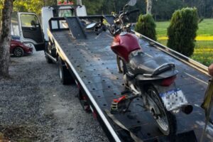 Motociclista realizando ultrapassagens em fila provoca colisão no Centro II