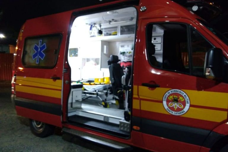 Motociclista fica ferido após colisão contra prédio em Guabiruba