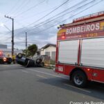 Motorista fica ferido após colisão contra muro e capotamento em Gaspar