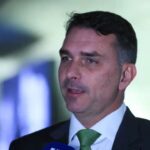 Flávio Bolsonaro admite cobrança a Vorcaro, mas nega crime