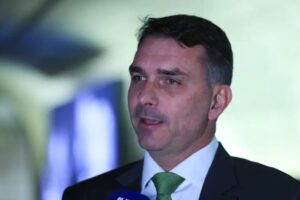 Flávio Bolsonaro admite cobrança a Vorcaro, mas nega crime