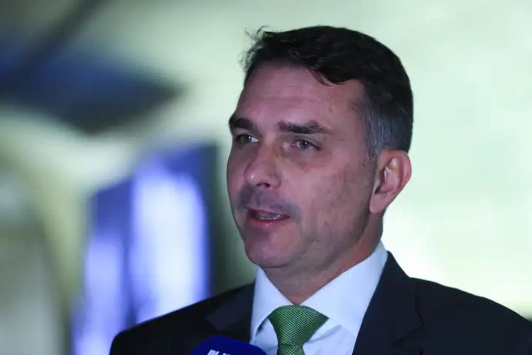 Flávio Bolsonaro admite cobrança a Vorcaro, mas nega crime