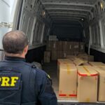 VÍDEO: PRF flagra furgão com cigarros contrabandeados do Paraguai e R$ 88 mil em dinheiro