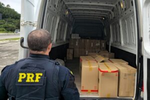 VÍDEO: PRF flagra furgão com cigarros contrabandeados e R$ 88 mil em dinheiro