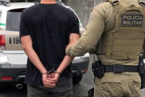 Homem com mandado por tráfico de drogas é preso pela PM em Brusque