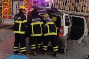 Colisão entre carro e caminhão de toras deixa motorista ferido em Ilhota