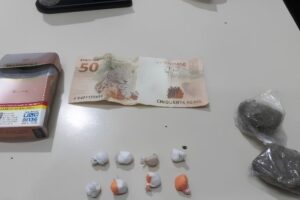 Adolescente é apreendido por tráfico após tentar fugir da PM em Brusque