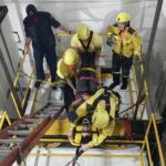 Bombeiros realizam treinamento de resgate em elevador em empresa de Brusque
