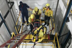 Bombeiros realizam treinamento de resgate em elevador em empresa de Brusque