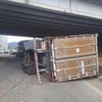 Carreta tomba durante manobra de retorno na Rodovia Antônio Heil
