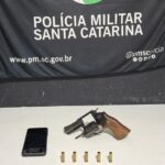 Homem é flagrado com arma após disparos em Itajaí