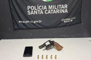 Homem é flagrado com arma após disparos em Itajaí