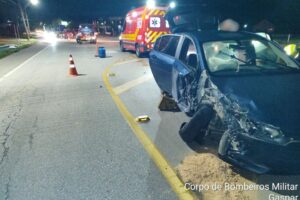 Mulher fica ferida após acidente entre carro e caminhão em Gaspar