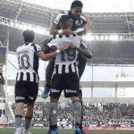 Botafogo vence Corinthians pelo Brasileirão com três de Arthur Cabral