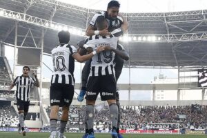 Botafogo vence Corinthians pelo Brasileirão com três de Arthur Cabral