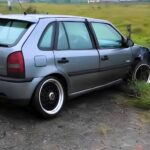 Carro atinge poste e deixa parte de bairro sem energia em Guabiruba