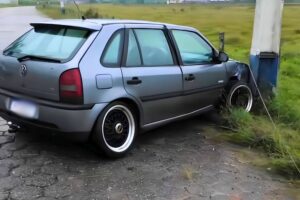 Carro atinge poste e deixa parte de bairro sem energia em Guabiruba
