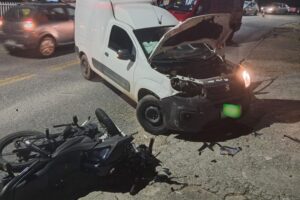Colisão entre moto e carro deixa homem ferido em Brusque